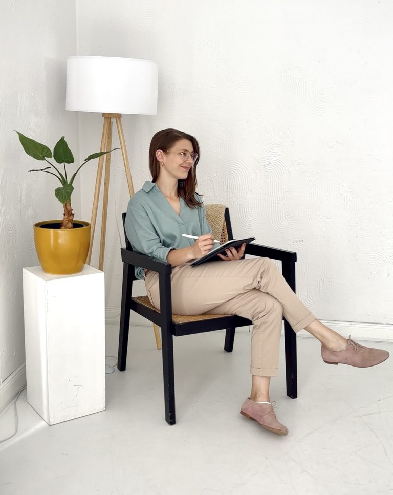 Frau sitzt am Tablet und visualisiert