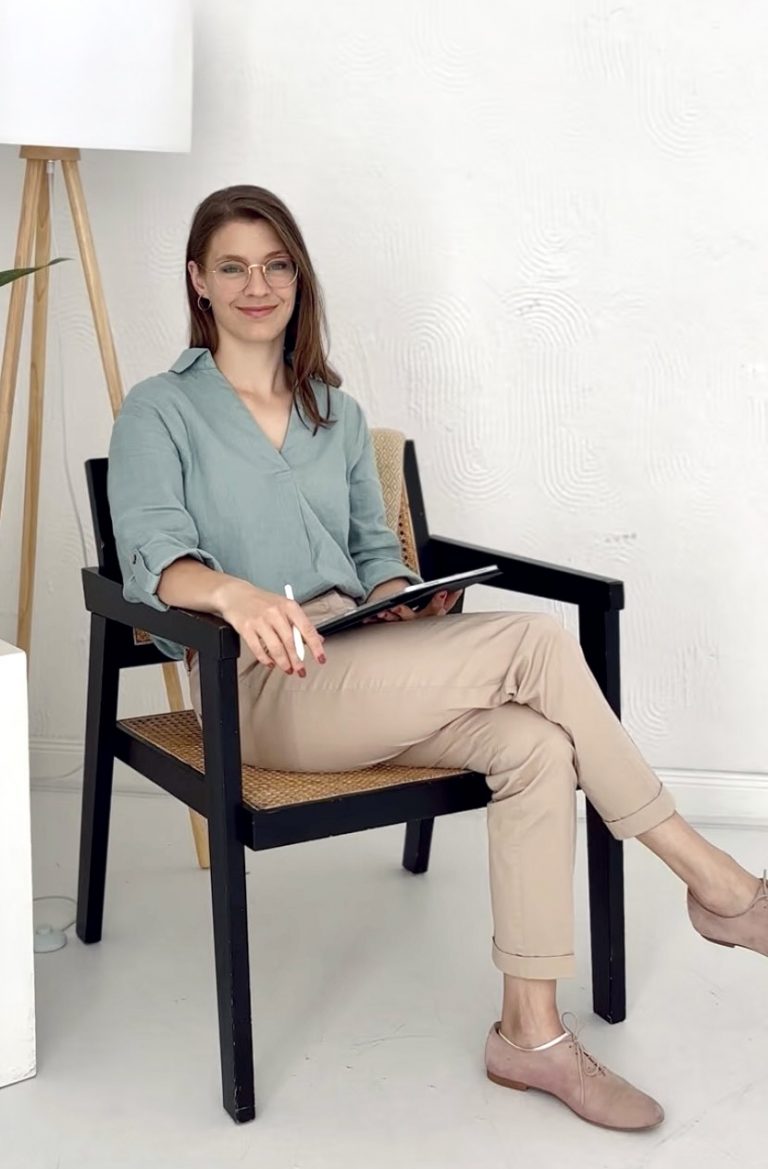 Frau sitzt am Tablet und visualisiert