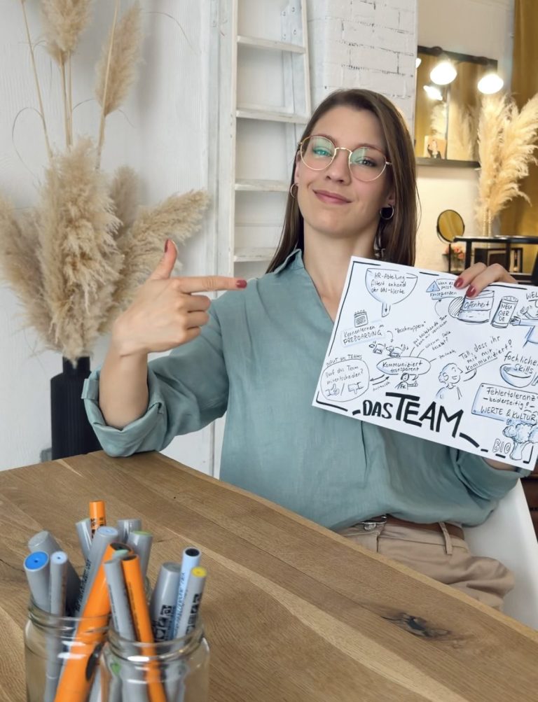 Frau zeigt auf selbst gestaltetes Layout