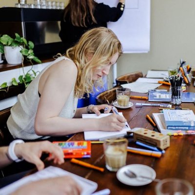 Josephine beim Visual Brunch wie sie ihre Ideen auf dem A4 Format visualisiert.